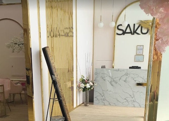 استقبال أنيق في صالون ساكورا بالهفوف‎، المنطقة الشرقية، SA مع ديكور فاخر.