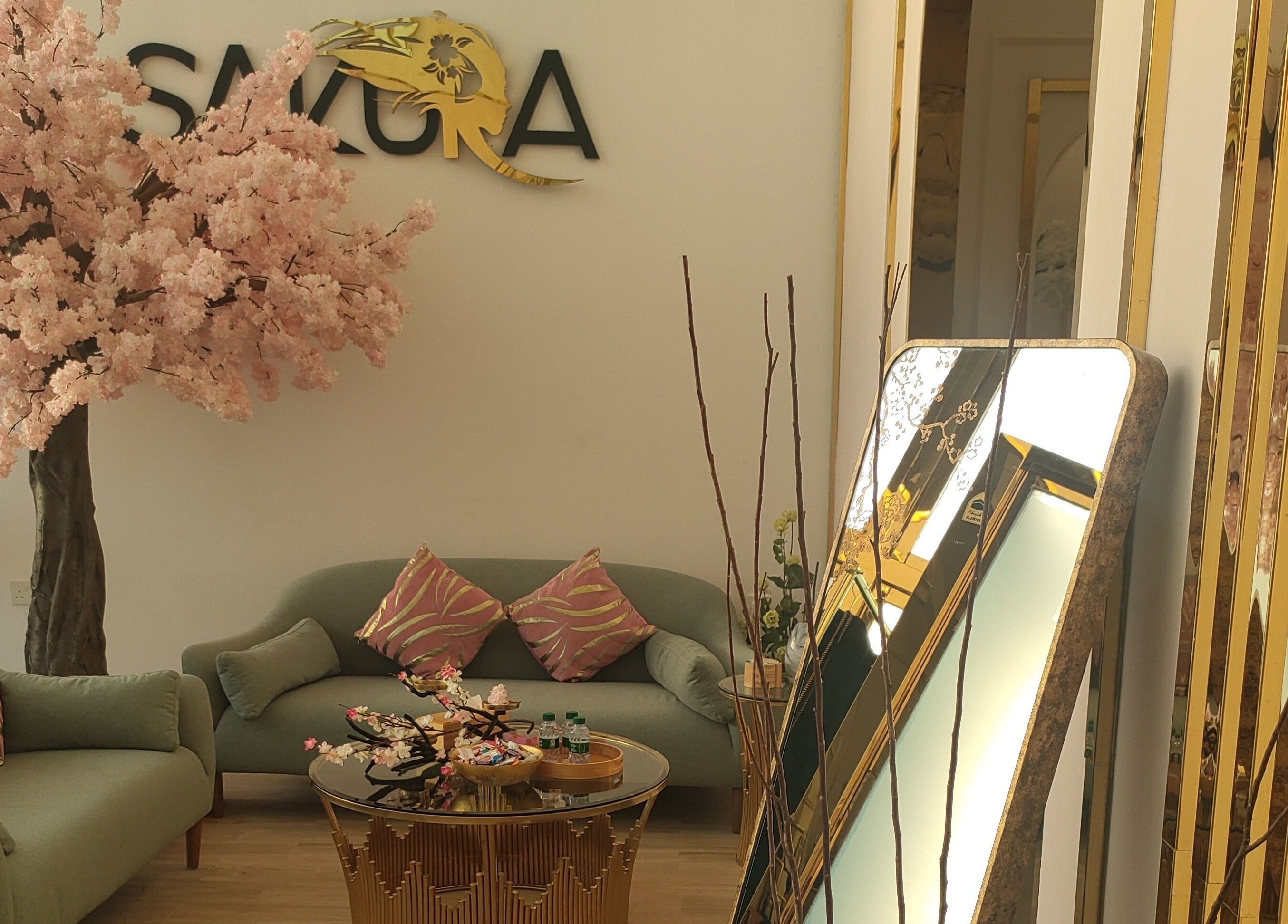 غرفة انتظار أنيقة في صالون ساكورا صالون ساكورا، الهفوف‎، المنطقة الشرقية، SA.