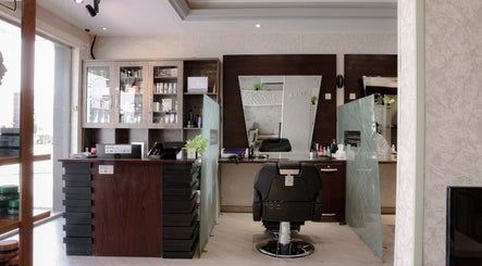 Modern barber chair and counter at The Address Barber | صالون العنوان المونسيه, Riyadh, Riyadh Province, SA.