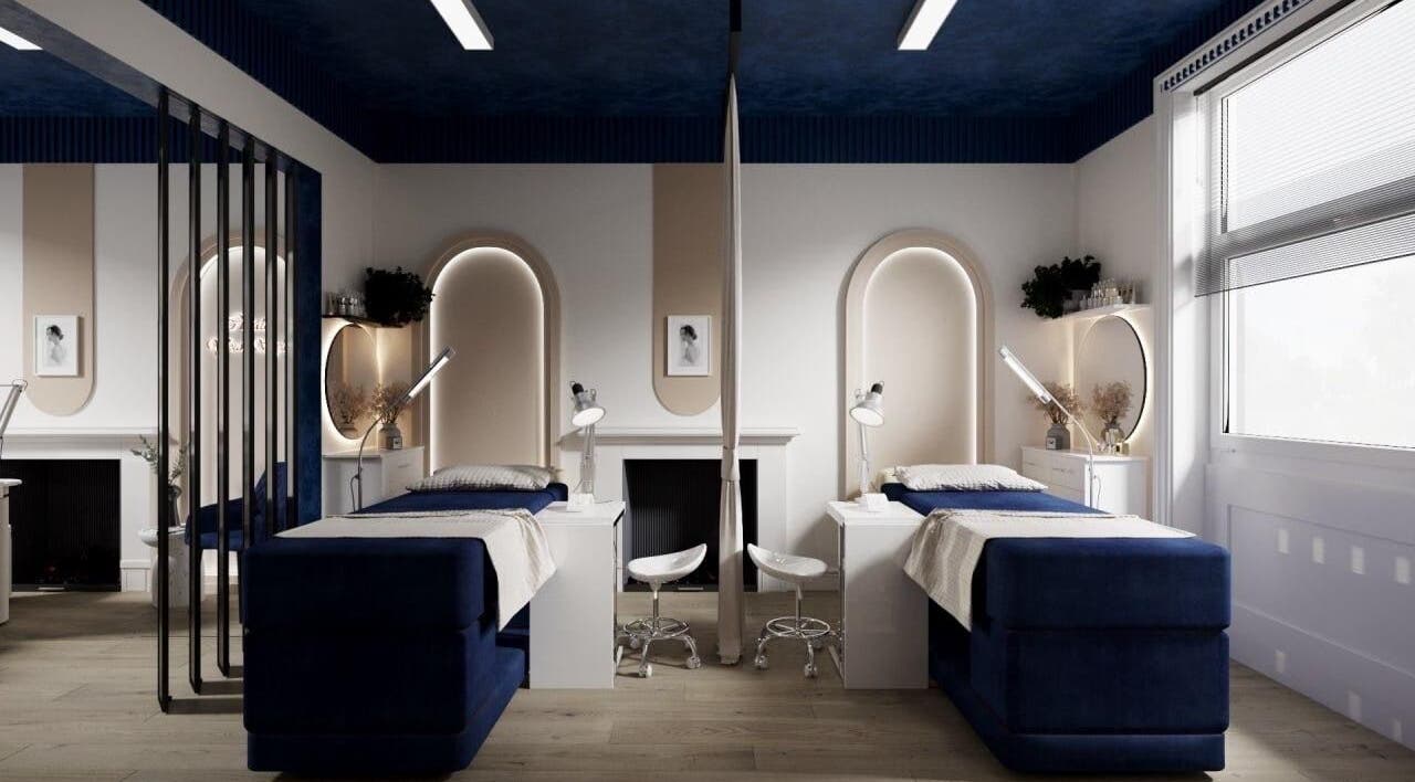Elegant treatment room at Qubea London South Kensington, London, England, GB with plush beds and modern decor.