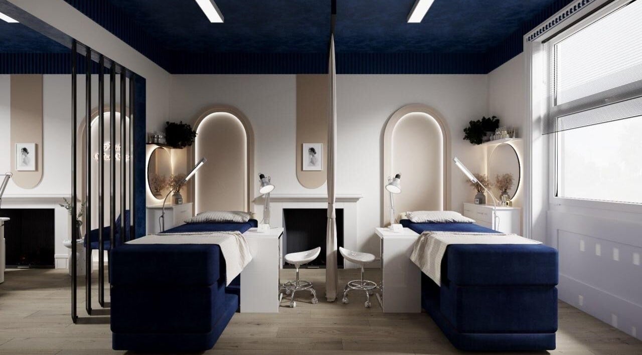 Elegant treatment room at Qubea London South Kensington, London, England, GB with plush beds and modern decor.