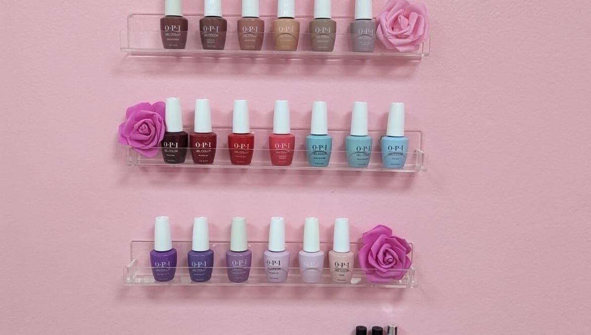 Variedad de esmaltes en estantes de Palace For Girls - Sambil, Santo Domingo, Distrito Nacional, DO.