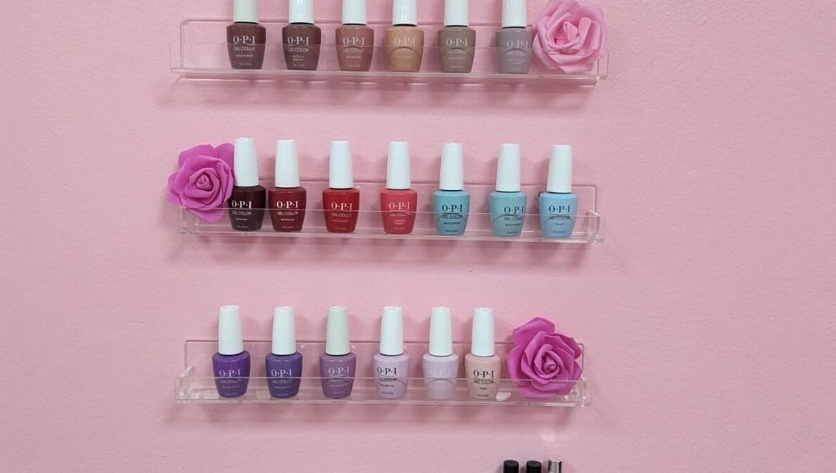 Variedad de esmaltes en estantes de Palace For Girls - Sambil, Santo Domingo, Distrito Nacional, DO.