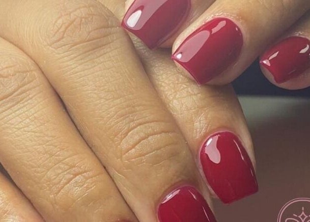 Uñas con esmalte rojo brillante en Palace For Girls - Sambil, Santo Domingo, Distrito Nacional, DO.
