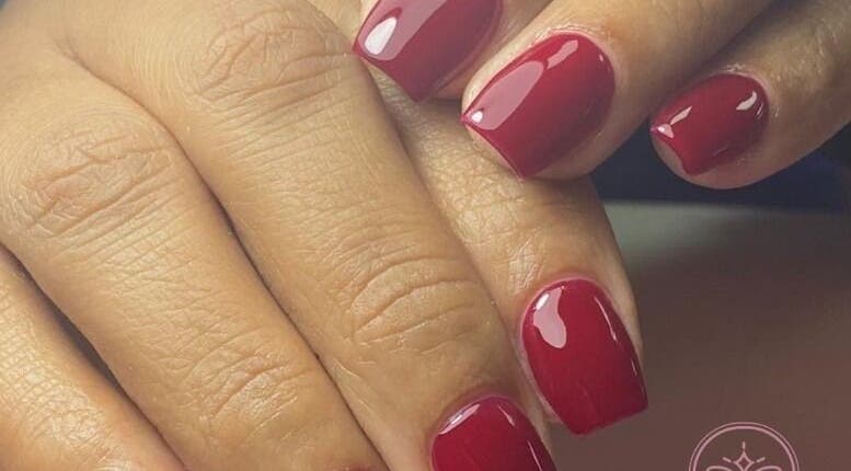 Uñas con esmalte rojo brillante en Palace For Girls - Sambil, Santo Domingo, Distrito Nacional, DO.