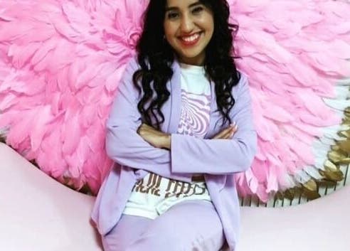 Mujer sonriente con alas rosas en Palace For Girls - Sambil, Santo Domingo, Distrito Nacional, DO.