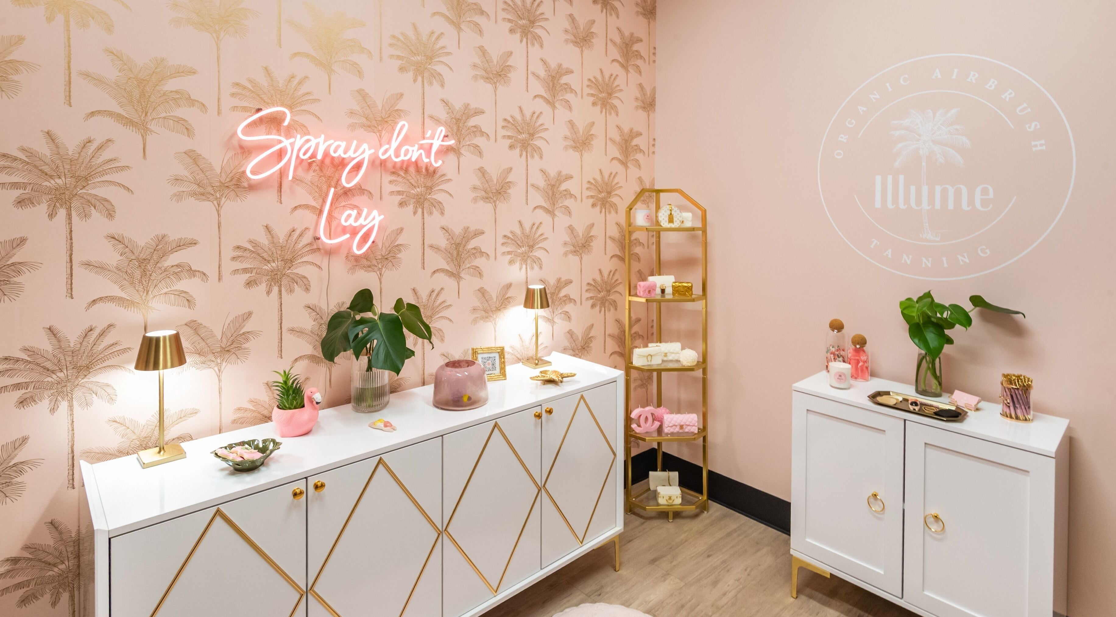 Illume Organic Spray Tan in North Wales, Pennsylvania, US with pink palm decor and chic furnishings.