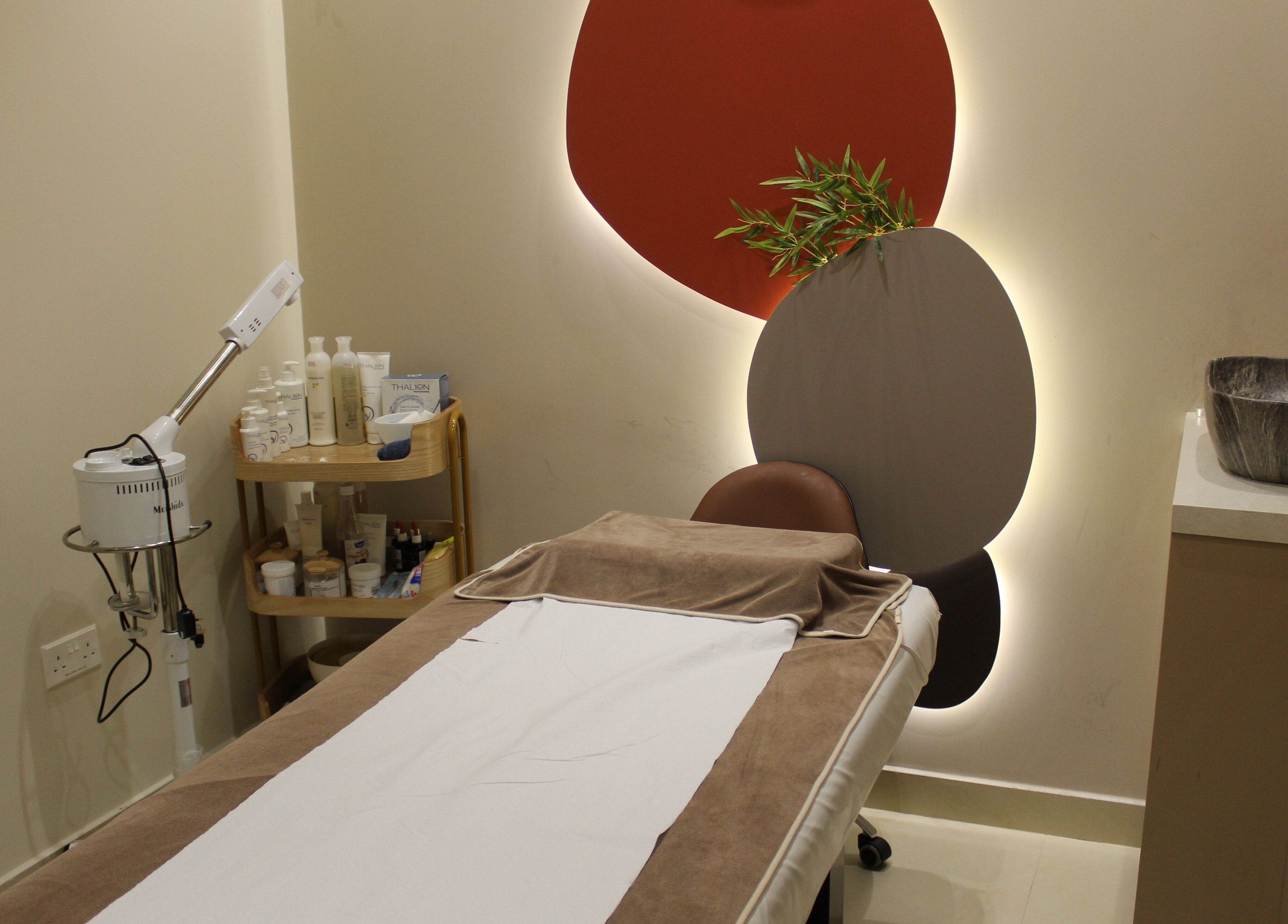Relaxing spa room at Sasha Beauty Salon JVC Branch JVC in Dubai, AE, featuring soothing decor and comfortable treatment bed.