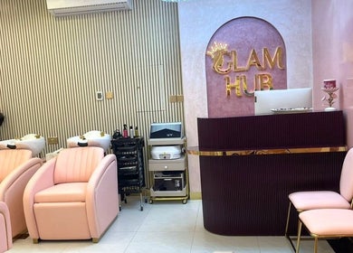 Elegant interior of Glam Hub Beauty Centre, دبي, دبي, AE, featuring plush pink seating and stylish decor.