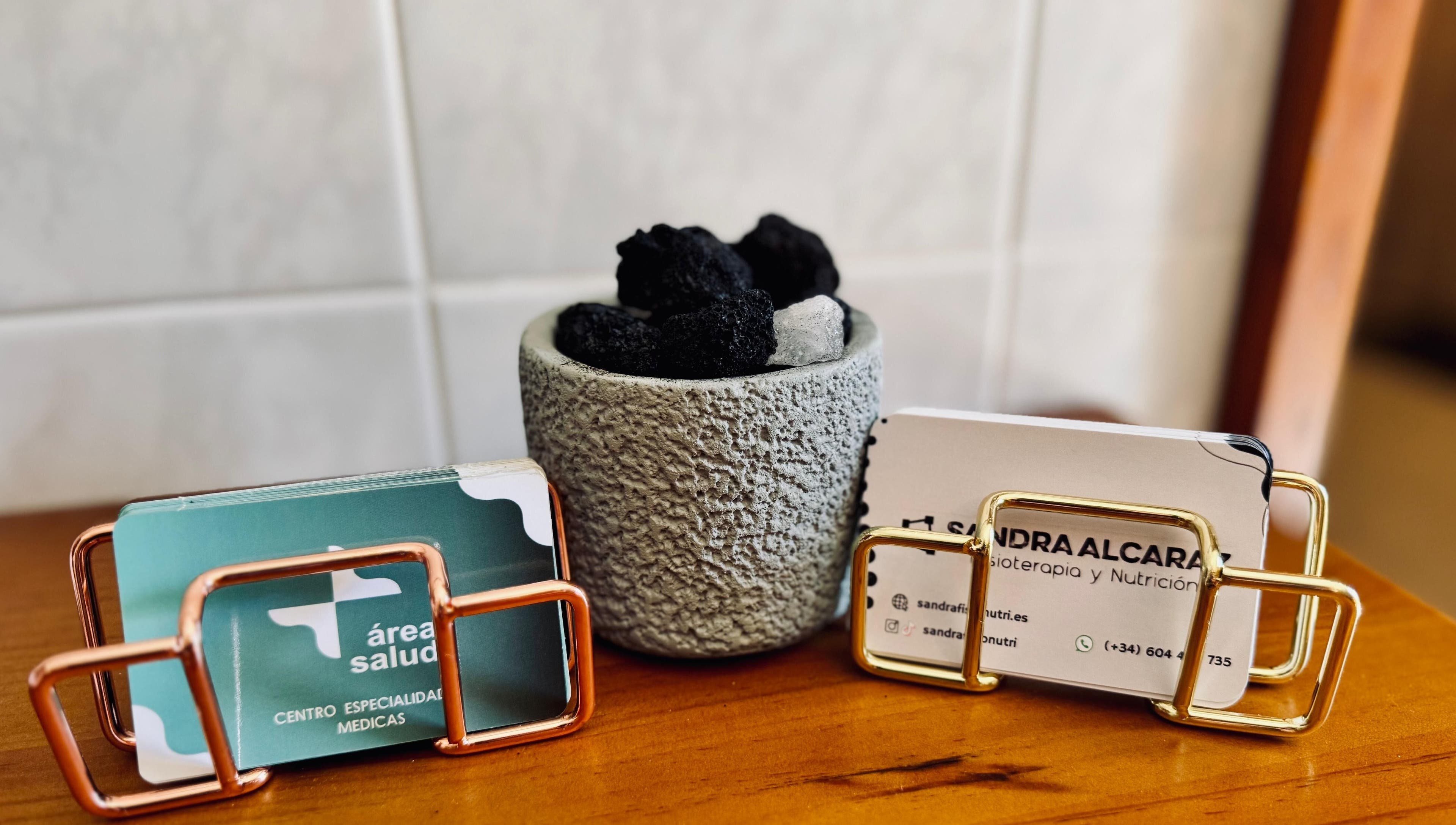 Tarjetas en portalápices moderno en Fisioterapia, Quiromasaje y Nutrición Sandra Alcaraz, San Pedro Del Pinatar.