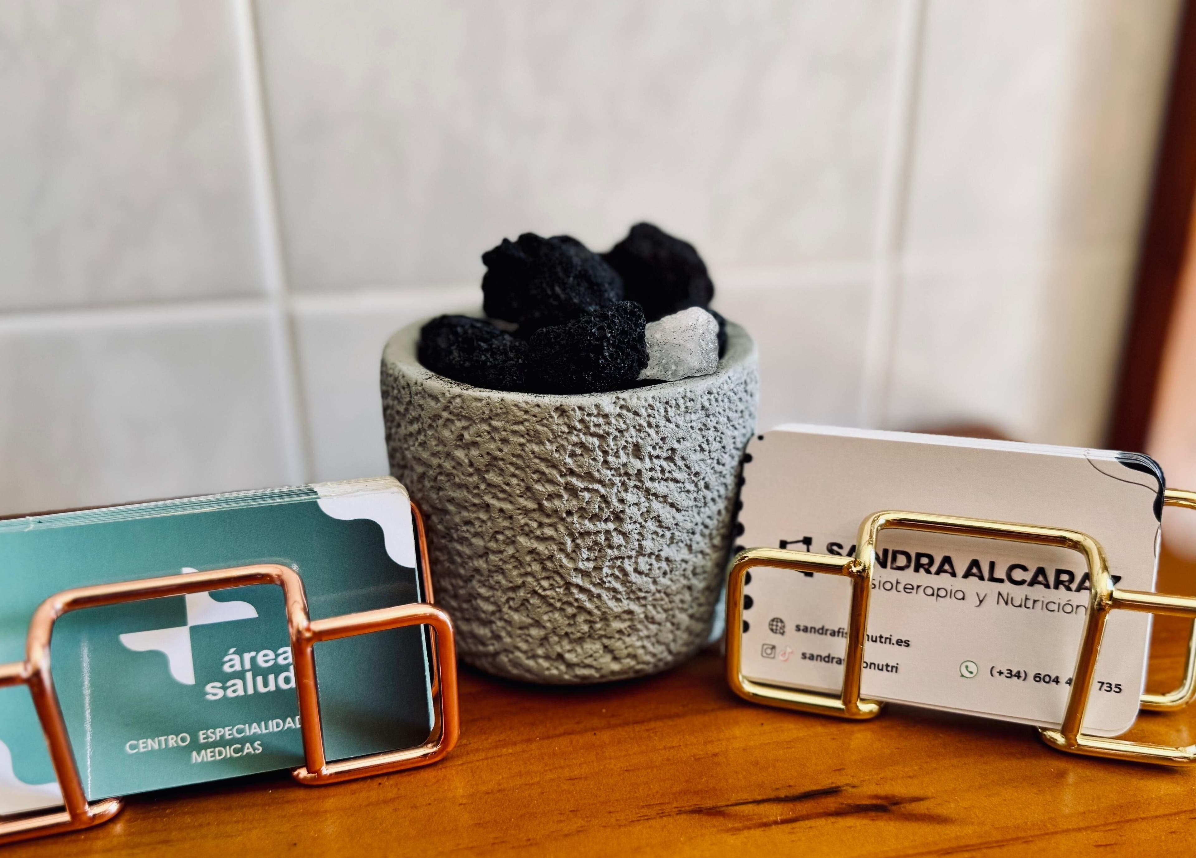 Tarjetas en portalápices moderno en Fisioterapia, Quiromasaje y Nutrición Sandra Alcaraz, San Pedro Del Pinatar.