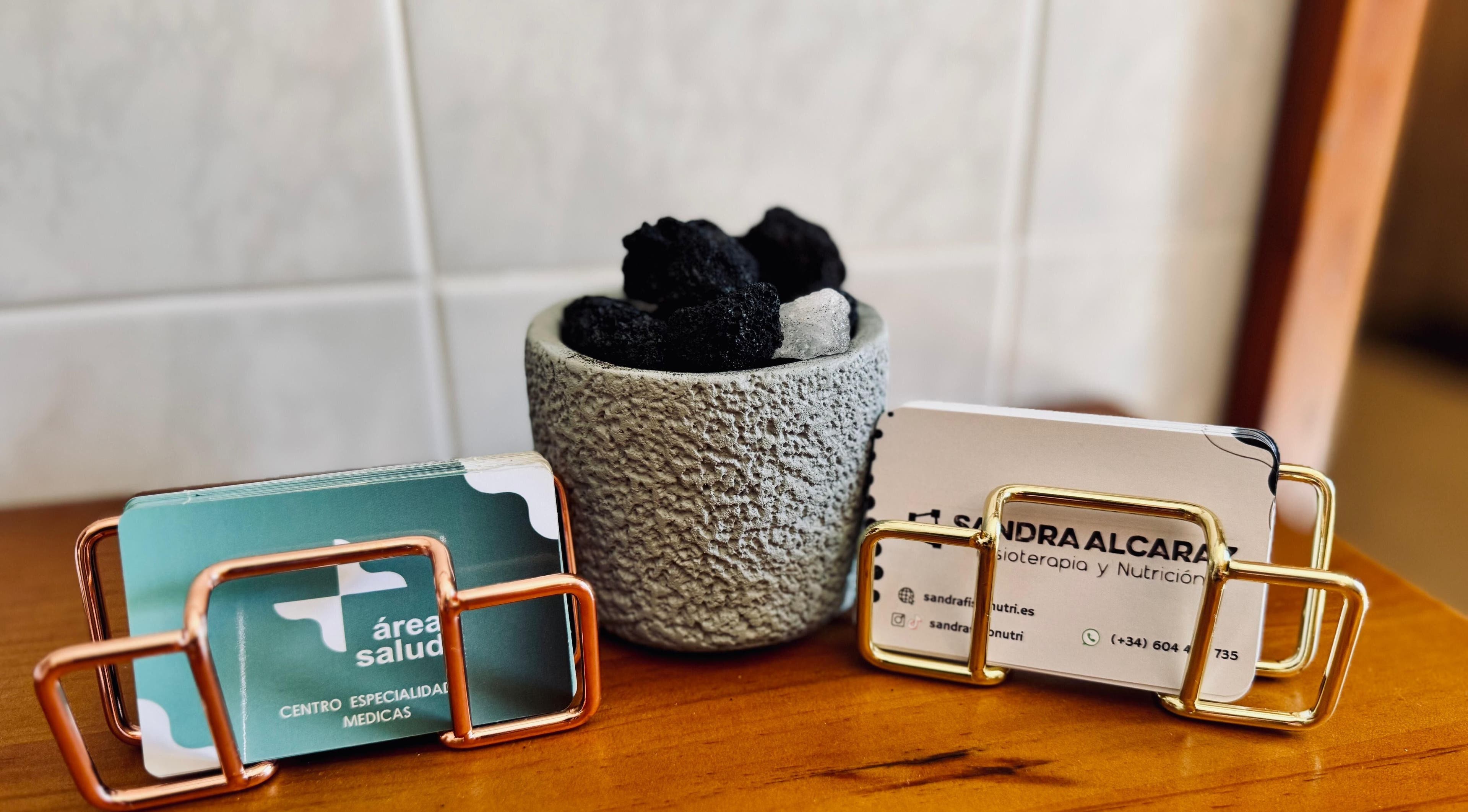 Tarjetas en portalápices moderno en Fisioterapia, Quiromasaje y Nutrición Sandra Alcaraz, San Pedro Del Pinatar.