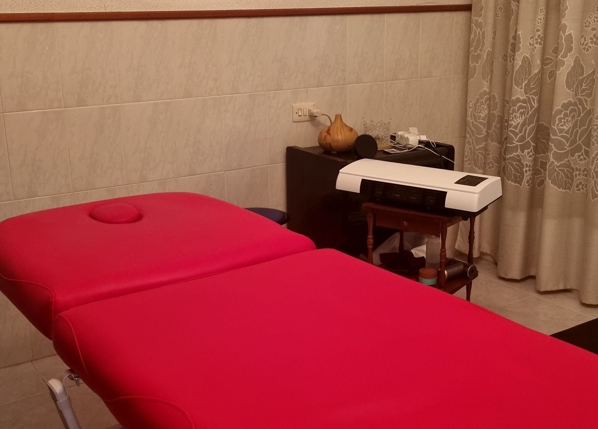 Camilla roja en Fisioterapia, Quiromasaje y Nutrición Sandra Alcaraz, San Pedro Del Pinatar, Región De Murcia, ES.