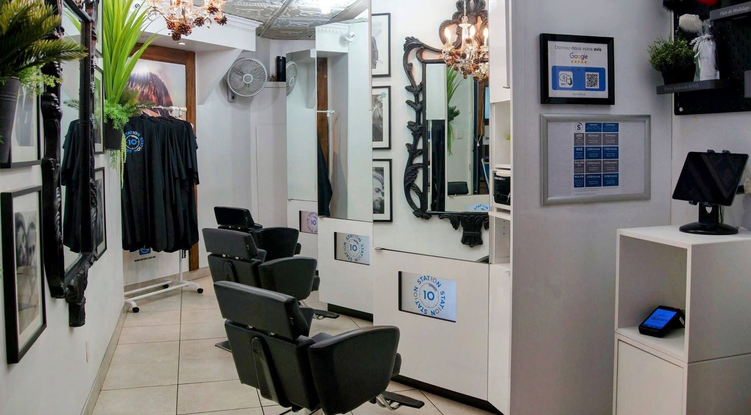 Intérieur élégant de Station10 - Centre-Ville à Montréal, Québec, CA avec miroirs et fauteuils moderne.