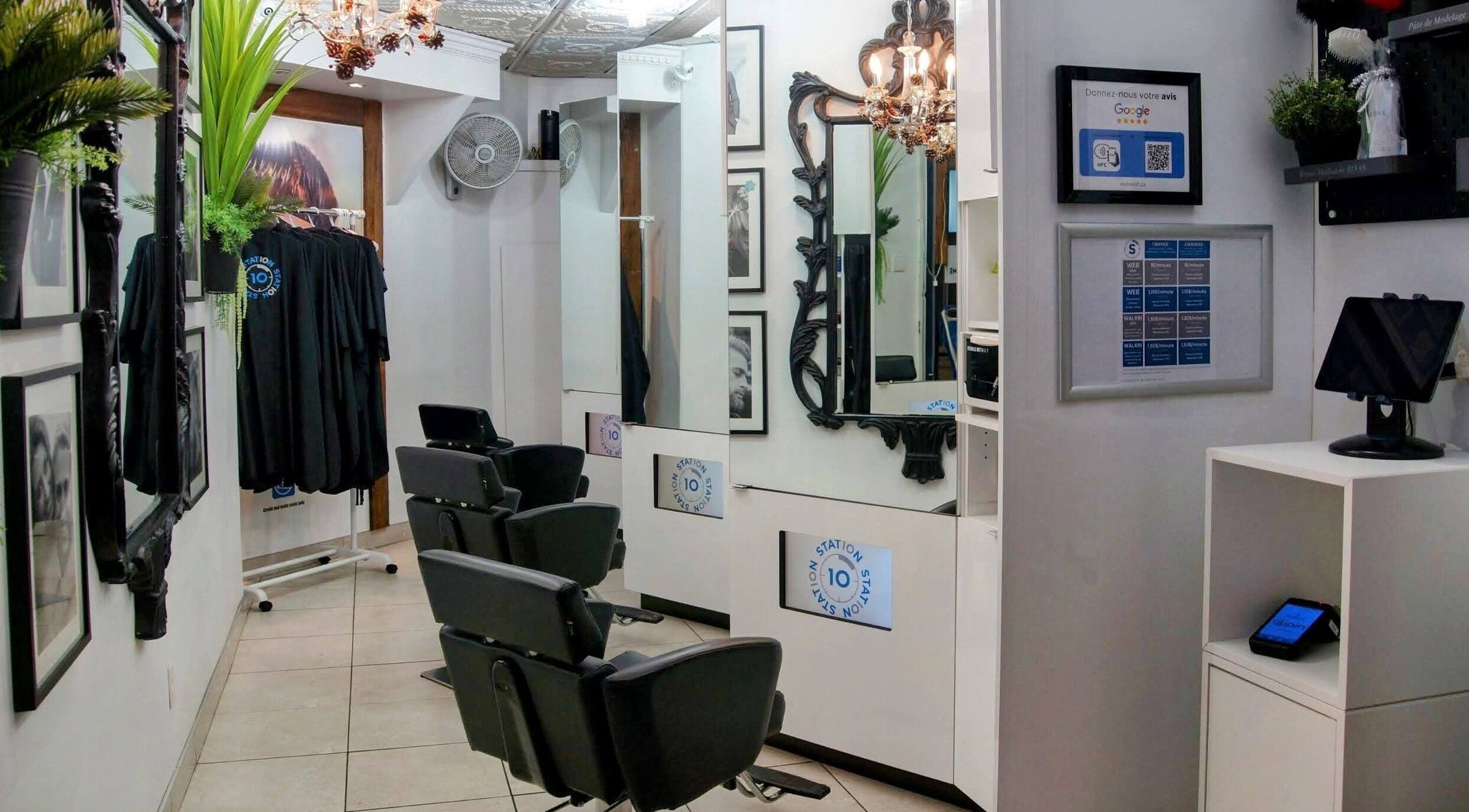 Intérieur élégant de Station10 - Centre-Ville à Montréal, Québec, CA avec miroirs et fauteuils moderne.