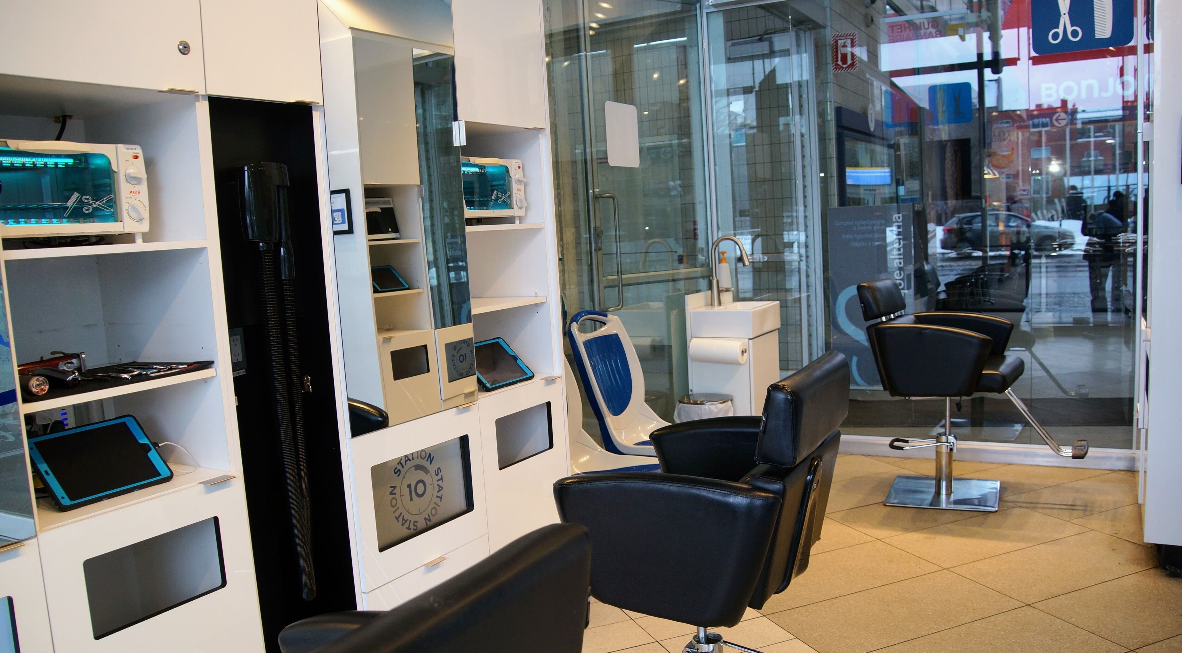 Intérieur chic de Station10- Berri à Montréal, Québec, CA, avec sièges noirs modernes et décorations raffinées.