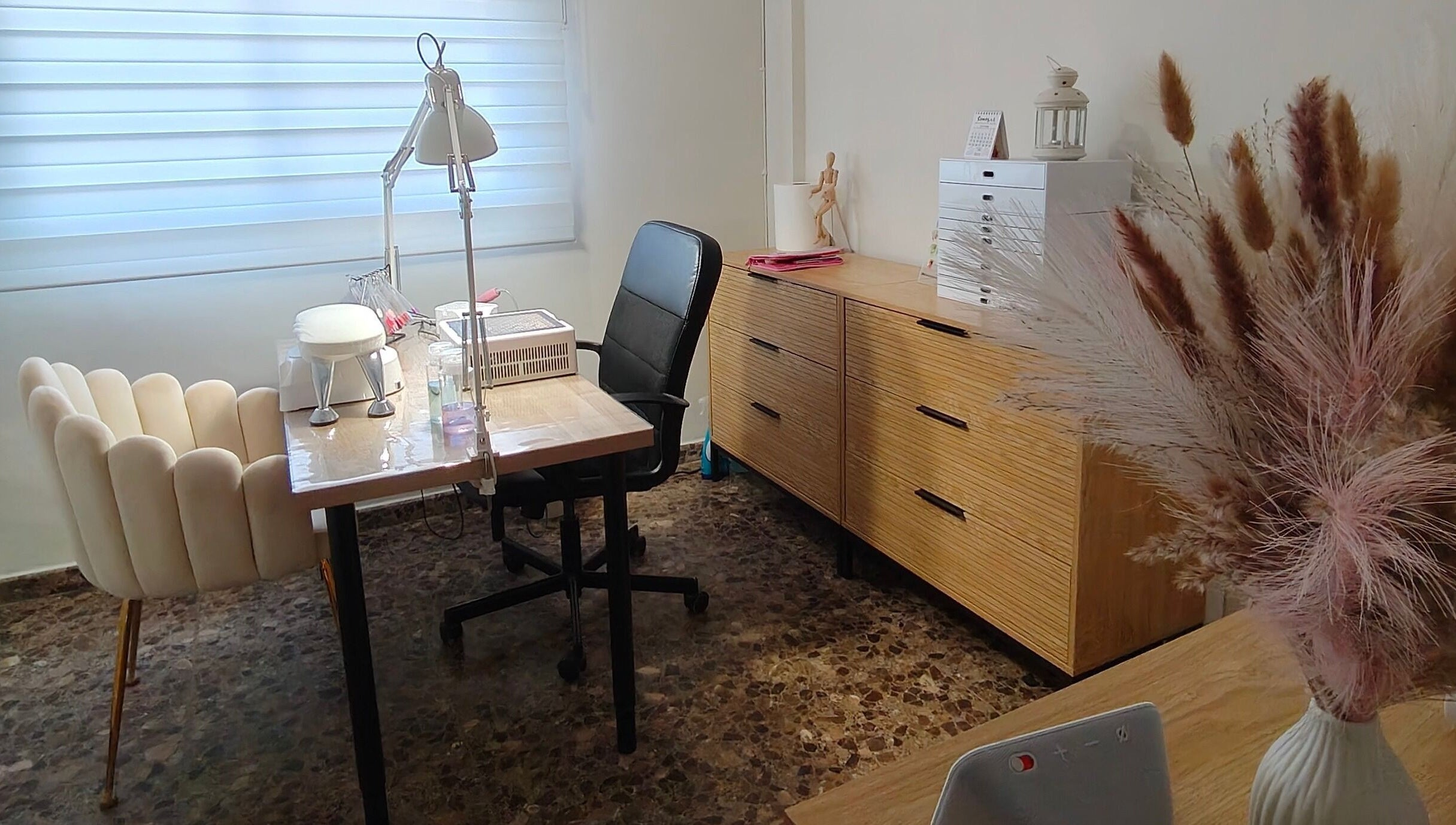 Mesa de manicura en Ana Gimeno Nails, Benimodo, Comunidad Valenciana, ES, con decoración moderna.