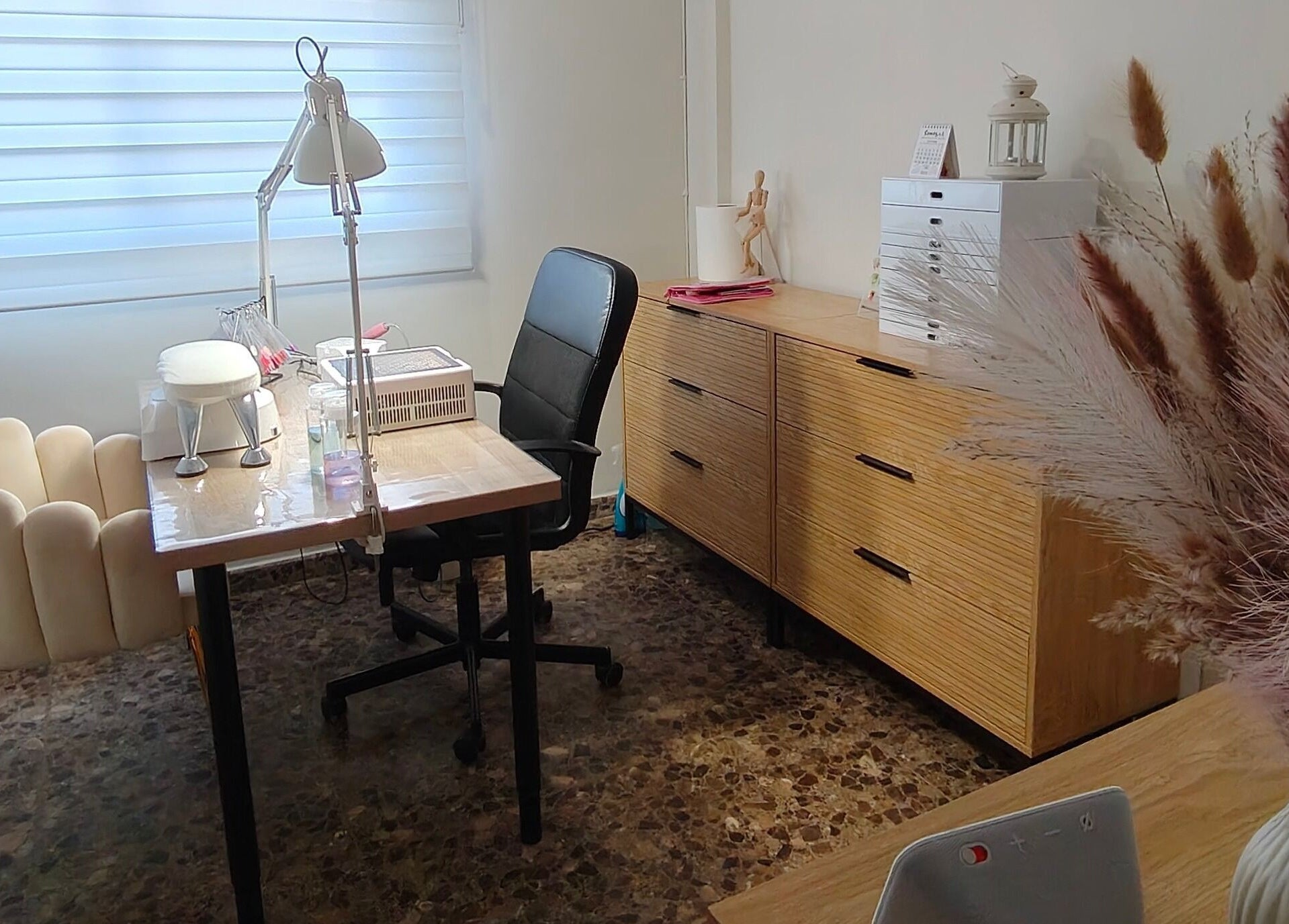 Mesa de manicura en Ana Gimeno Nails, Benimodo, Comunidad Valenciana, ES, con decoración moderna.