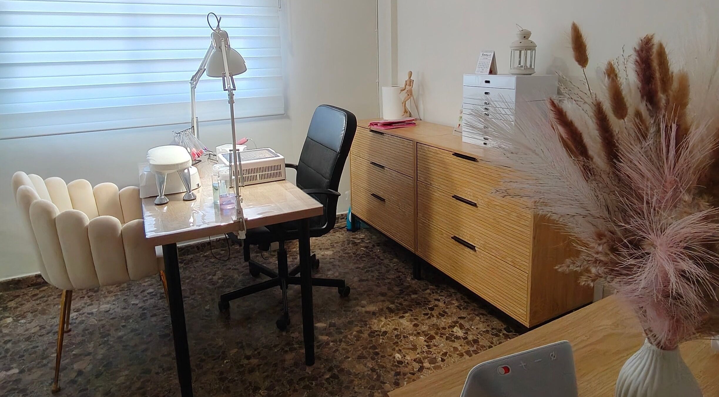 Mesa de manicura en Ana Gimeno Nails, Benimodo, Comunidad Valenciana, ES, con decoración moderna.