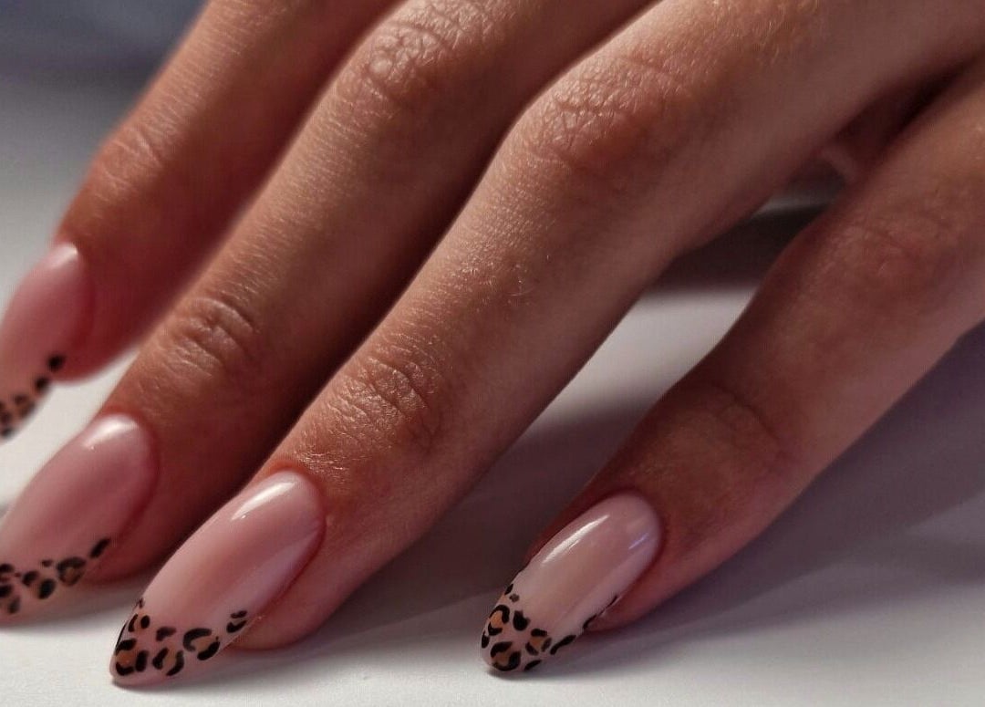 Diseño de uñas con estampado de leopardo en Ana Gimeno Nails, Benimodo, Comunidad Valenciana, ES.