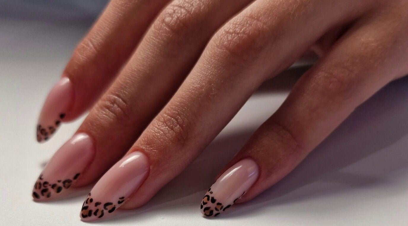 Diseño de uñas con estampado de leopardo en Ana Gimeno Nails, Benimodo, Comunidad Valenciana, ES.