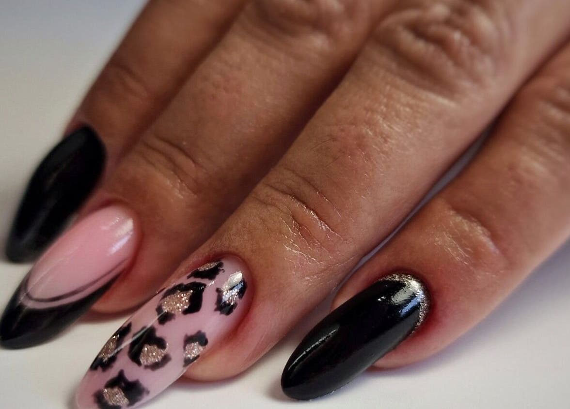 Diseño de uñas con acabado negro y leopardo en Ana Gimeno Nails, Benimodo, Comunidad Valenciana, ES.