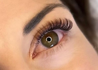 Close-up of expertly applied eyelash extensions at LP Extensions, Fordingbridge, England, GB.