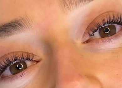 Close-up of expertly applied lash extensions at LP Extensions, Fordingbridge, England, GB.