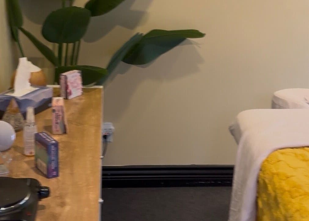 Relaxing massage room at HoliSoi / HoliSelf, Montréal, Québec, CA with a cozy bed and soothing decor.