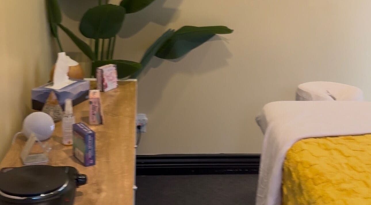 Relaxing massage room at HoliSoi / HoliSelf, Montréal, Québec, CA with a cozy bed and soothing decor.