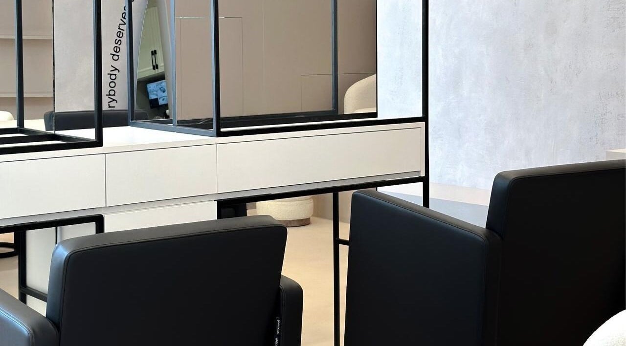 Elegant salon setup at Anat Beauty Spa & Saloon, الشارقة, إمارة الشارقةّ, AE, featuring sleek black chairs.