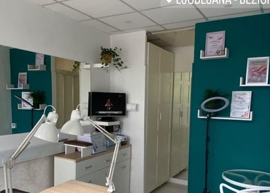 Интерьер студии Olena nails studio в Любляне, детали оформления и рабочие места.