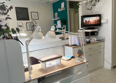 Интерьер Olena nails studio в Любляне, уютное рабочее место с растениями и декором.