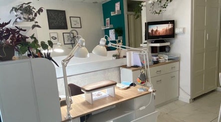 Интерьер Olena nails studio в Любляне, уютное рабочее место с растениями и декором.