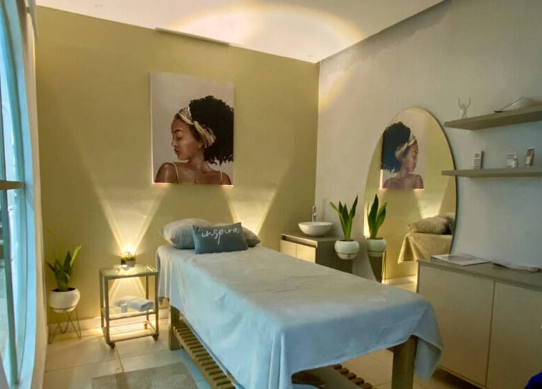 Sala de tratamiento elegante en Amazing Centro de Belleza en Cúcuta, Norte De Santander, CO, resaltada por arte mural.