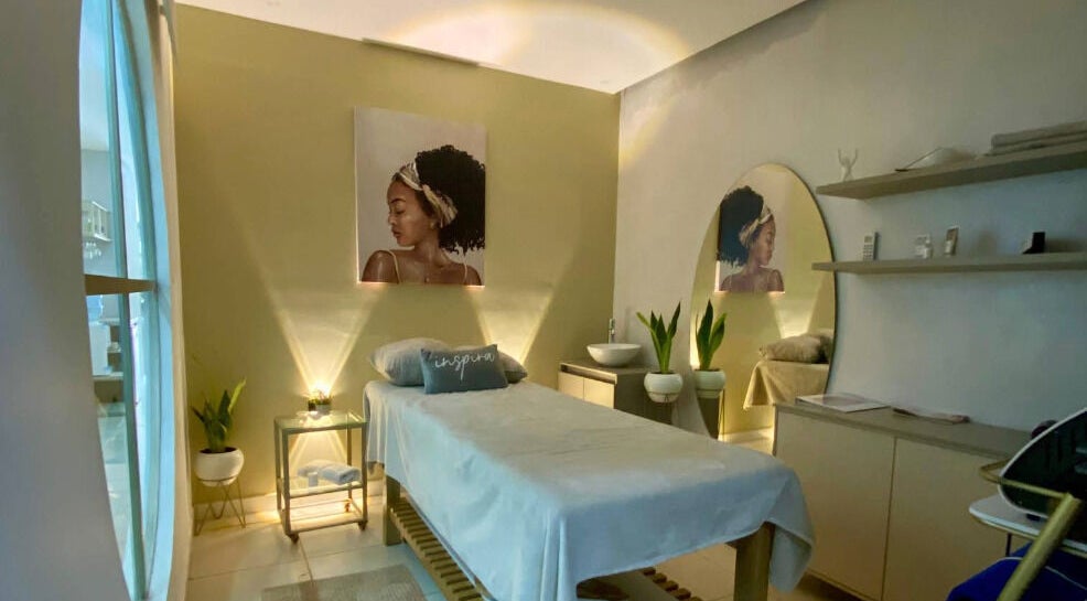 Sala de tratamiento elegante en Amazing Centro de Belleza en Cúcuta, Norte De Santander, CO, resaltada por arte mural.