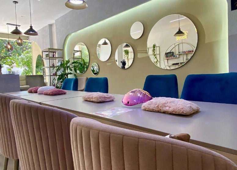 Interior elegante en Amazing Centro de Belleza, Cúcuta, Norte De Santander, CO, con espejos y sillas rosas.