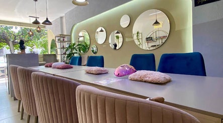 Interior elegante en Amazing Centro de Belleza, Cúcuta, Norte De Santander, CO, con espejos y sillas rosas.