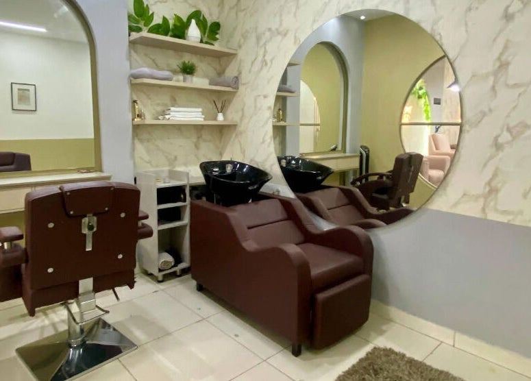 Espacio moderno en Amazing Centro de Belleza, Cúcuta, Norte De Santander, CO con sillas y espejo grande.