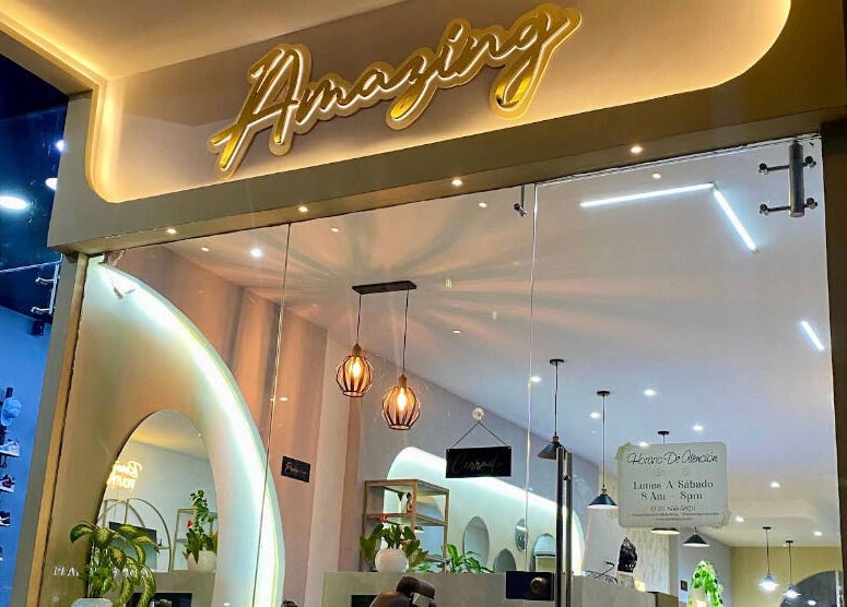 Entrada iluminada del Amazing Centro de Belleza en Cúcuta, Norte De Santander, CO con decoración moderna.