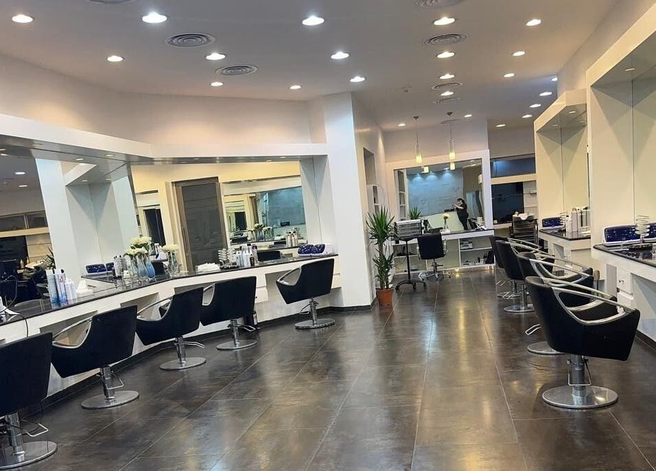 Modern interior of Salon Arabel I صالون أرابيل in Riyadh, Riyadh Province, SA with sleek styling stations.