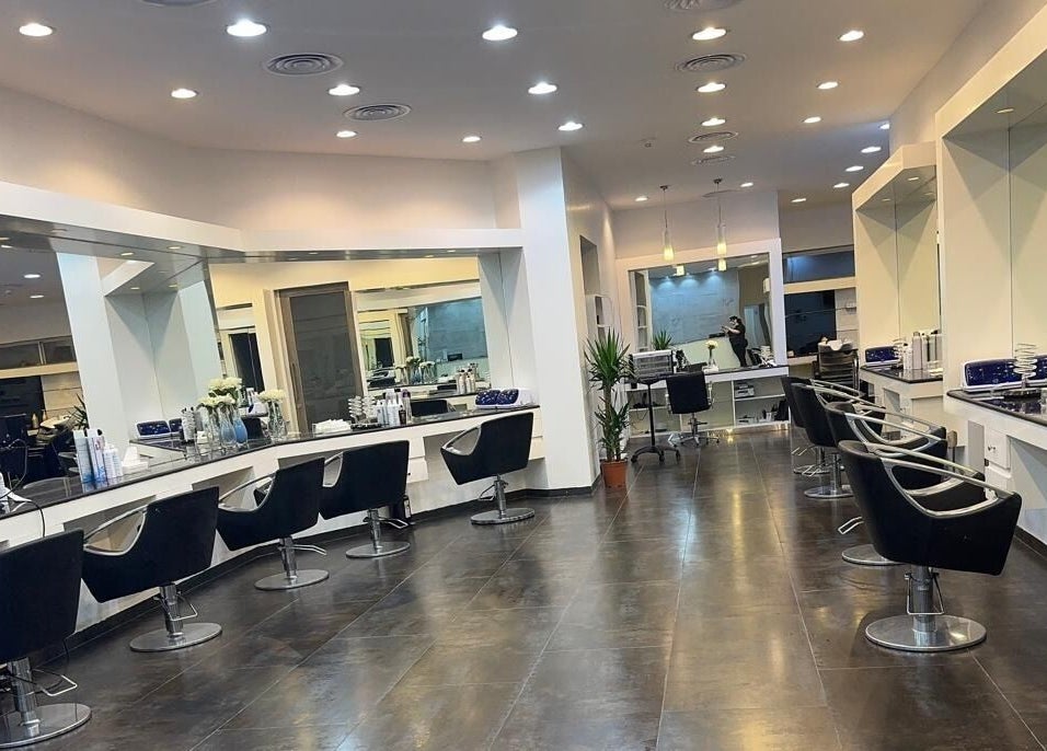 Modern interior of Salon Arabel I صالون أرابيل in Riyadh, Riyadh Province, SA with sleek styling stations.
