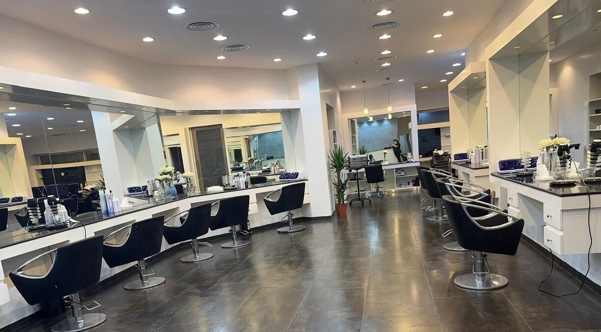 Modern interior of Salon Arabel I صالون أرابيل in Riyadh, Riyadh Province, SA with sleek styling stations.