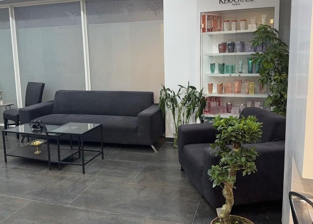 Elegant lounge area at Salon Arabel I صالون أرابيل in Riyadh, Riyadh Province, SA showcasing plush seating and greenery.