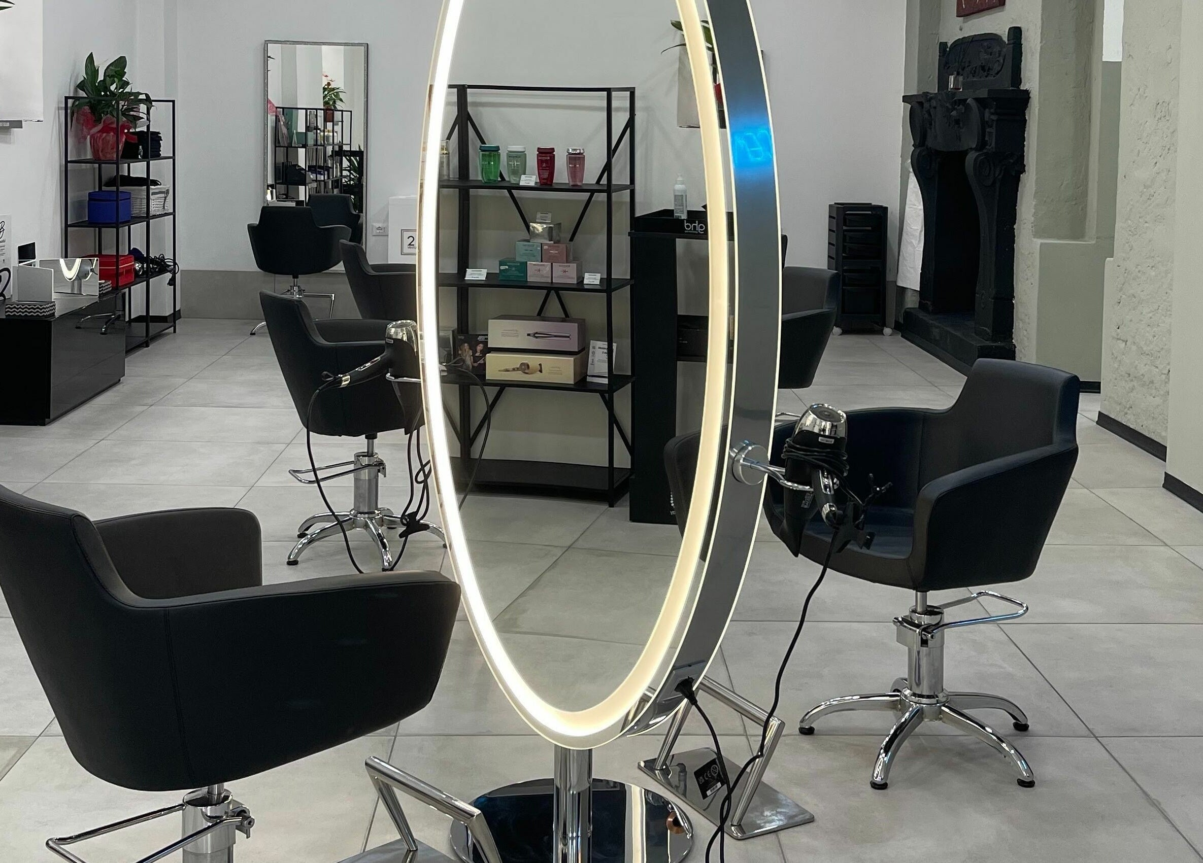 Interno elegante del VINCENT.H Haircare Factory a Cremona, Lombardia, IT con arredamento moderno.