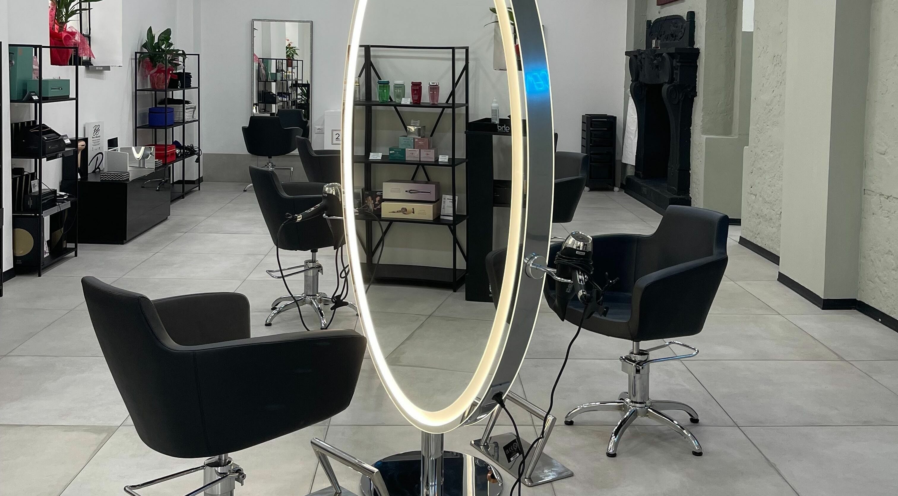 Interno elegante del VINCENT.H Haircare Factory a Cremona, Lombardia, IT con arredamento moderno.