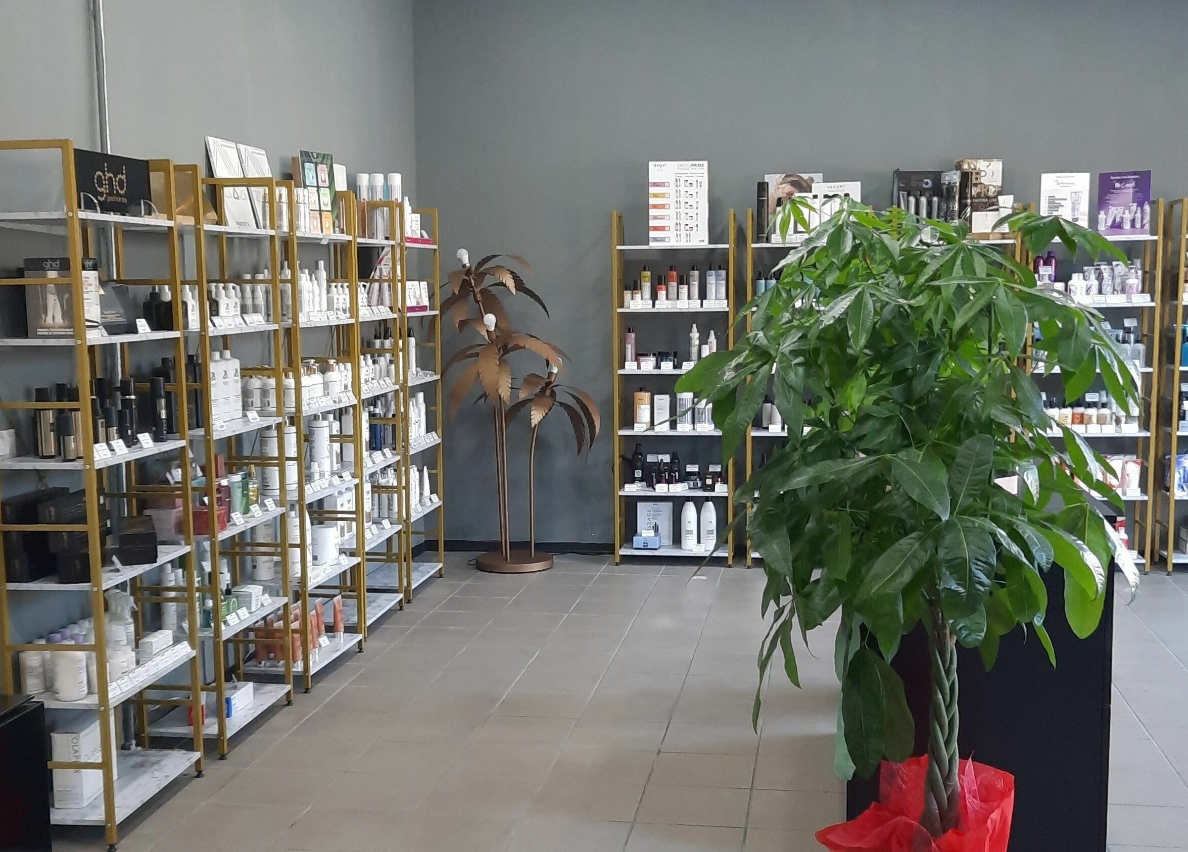 Scaffali ordinati pieni di prodotti per capelli presso VINCENT.H Haircare Factory a Cremona, Lombardia, IT.