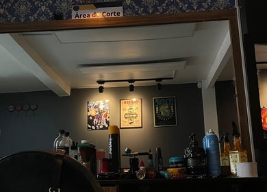 Área de corte en Barberia Full HD en Bogotá, CUNDINAMARCA, CO, con herramientas y decoración única.