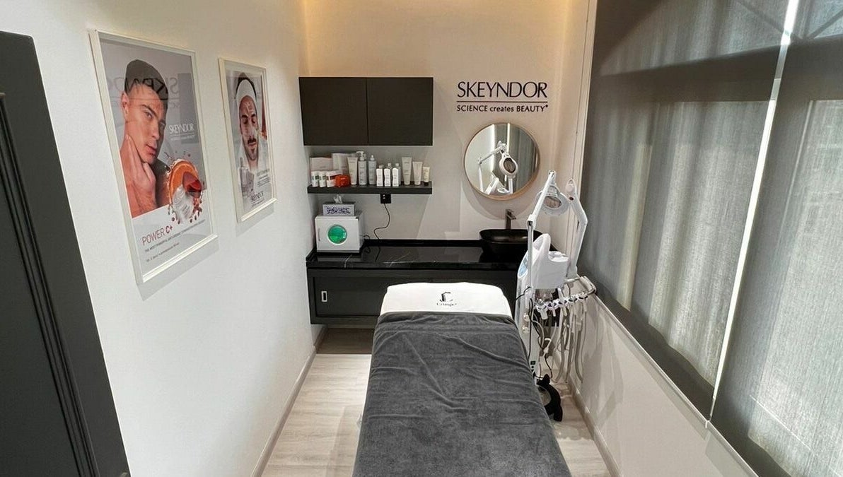 Relaxing treatment room at Crimper Gents Salon and Spa, دبي, دبي, AE, showcasing elegance and comfort.
