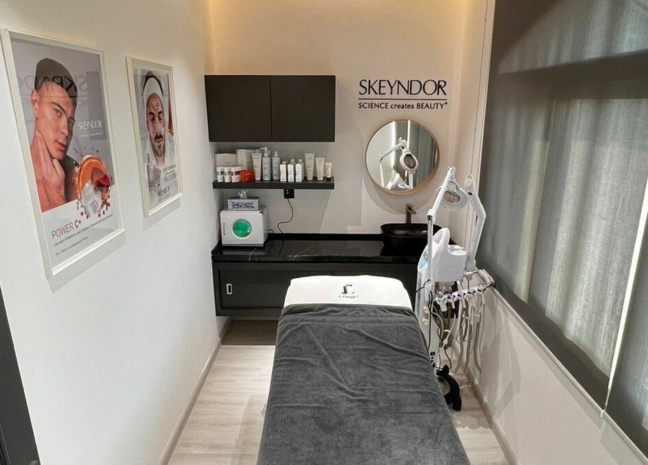 Relaxing treatment room at Crimper Gents Salon and Spa, دبي, دبي, AE, showcasing elegance and comfort.
